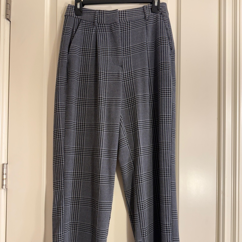 Old Navy Women’s Black and Grey Trousers
